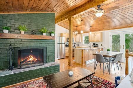 Harpers Ferry Cabin Hot Tub, Deck, Fire Pit, Wifi Экстерьер фото